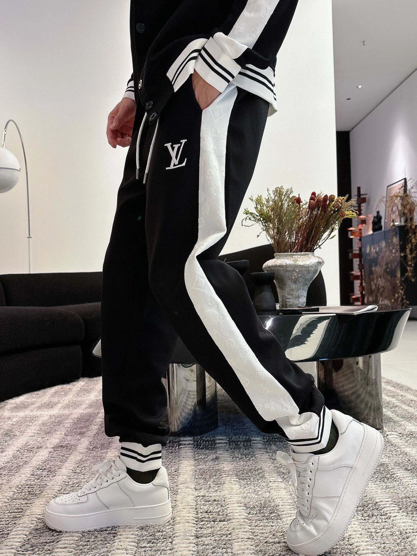 🅿️720 [LV Louis Vuitton] hot-selling suit is coming. Focus on the original version of the official website. 2025 new hot-selling cardigan and sweatshirt suit. The original order is the best. 🇭🇰The meticulous work of top designers. It has a fitting and perfect upper body effect. All-natural high-quality Tencel Roman cotton 100%, close-fitting comfort, noble and elegant! Original hardware embodies elegance and nobility! Counter size: M-3XL (maximum wear up to 190 pounds)